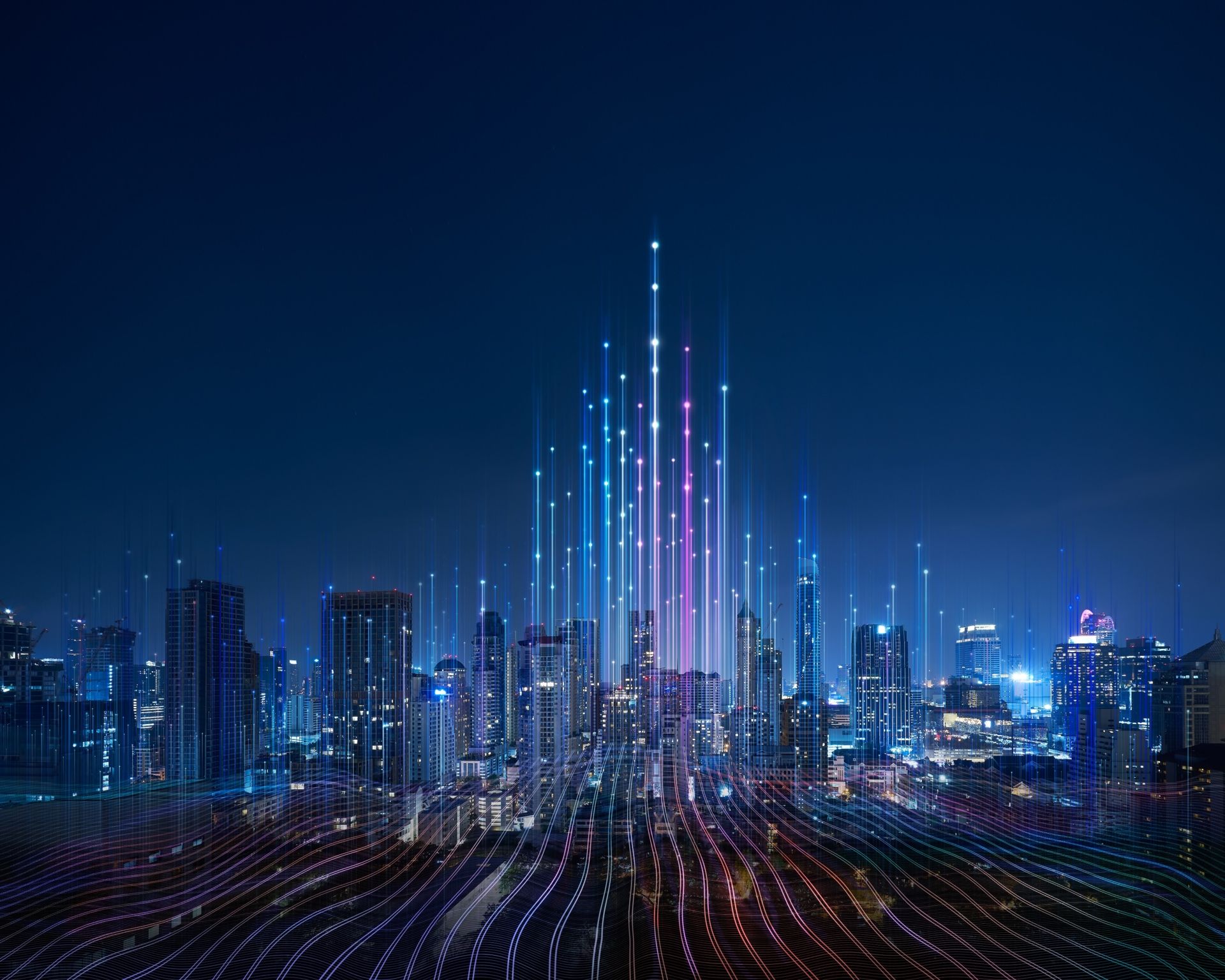 Beleuchtete Skyline einer Großstadt bei Nacht.